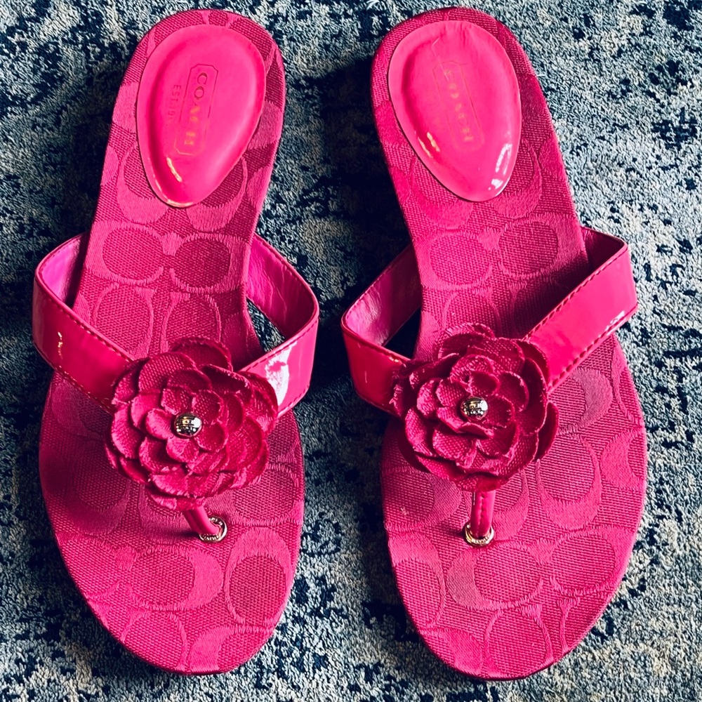 Coach Samira Patent Leather Fuchsia Flip Flops with Flower 🌺